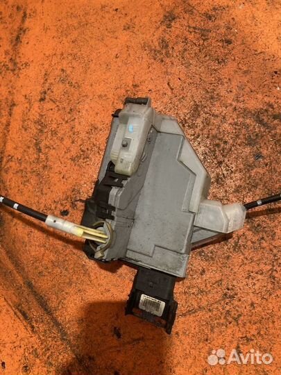 Замок двери задней правой Peugeot 3008