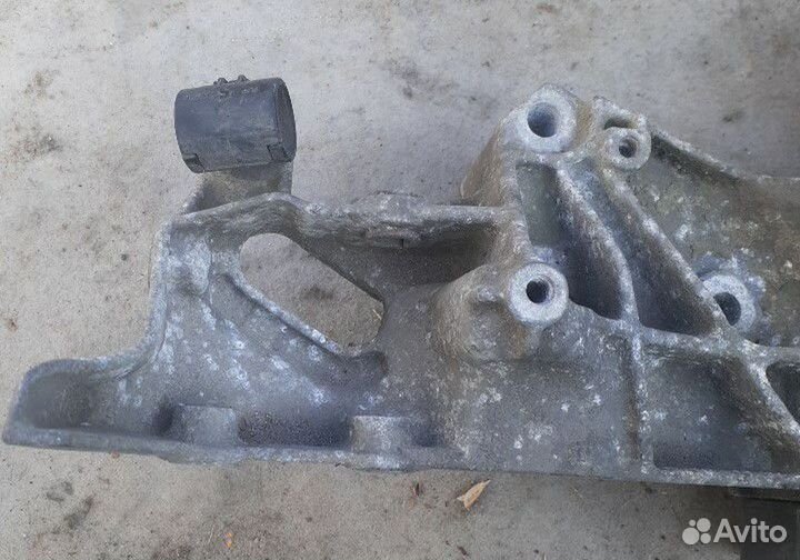 Кронштейн генератора Rеnault Сlio/Symbоl 1998-2008