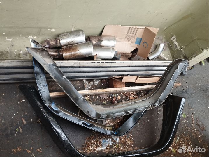 Боковые крыло