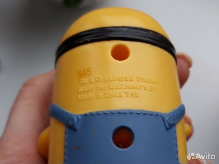 Игрушка из макдоналдс миньон с ракетой 2017