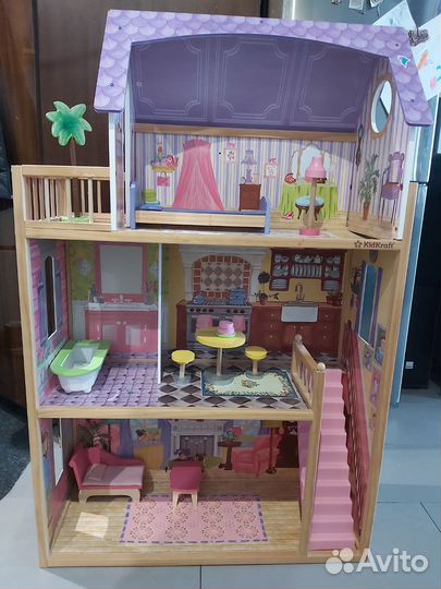 Большой кукольный домик с мебелью