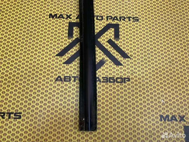 Уплотнитель стекла двери задний правый Volvo Xc 60