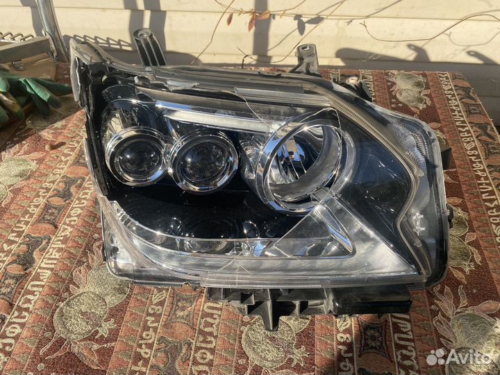 Передняя правая фара на Lexus GX 460