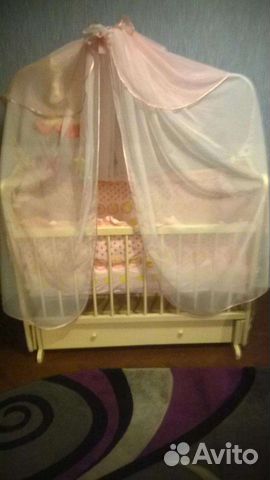 Детская кроватка с маятником и ящиком
