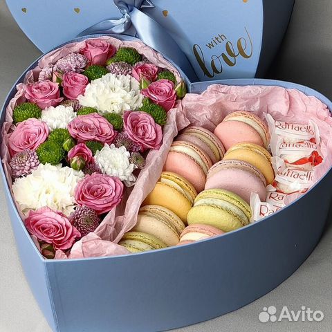 Композиции из цветов и сладостей в коробках сердце