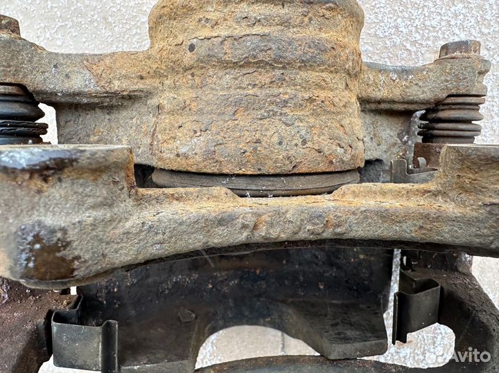 Суппорт передний левый Nissan Almera Classic