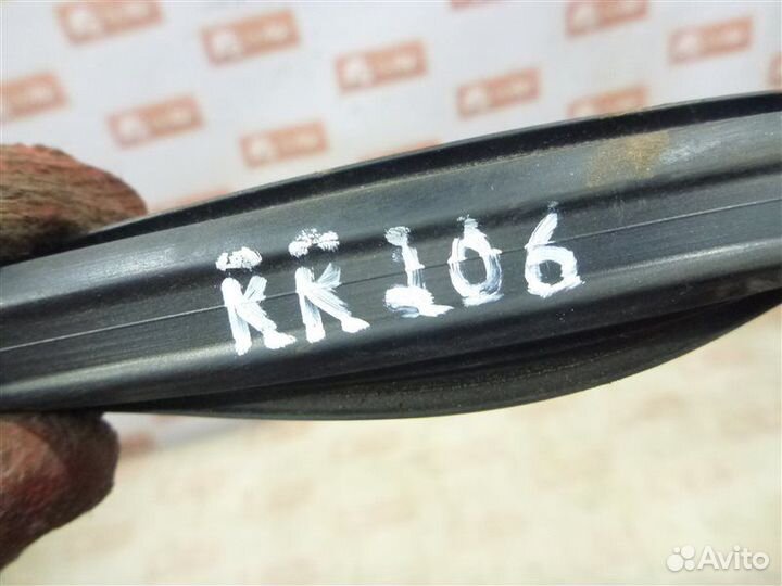 Уплотнительная резинка стекла задняя правая Lexus