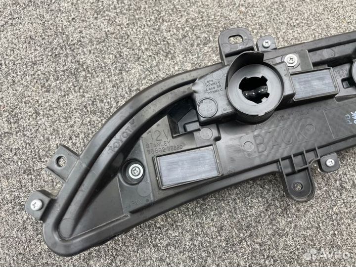 Стоп-сигнал задний правый Toyota Venza axuh85