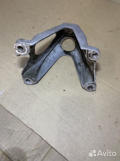 Кронштейн опоры двигателя Audi A8 D3 03-08 гв
