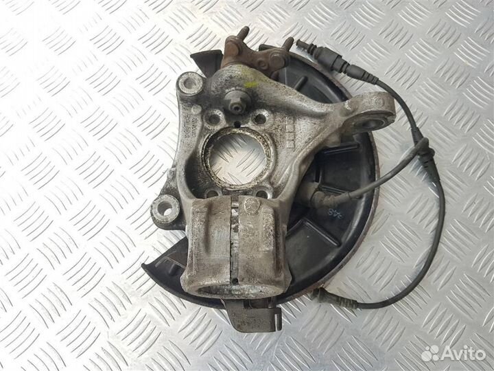 Кулак поворотный левый Volkswagen Passat B7 1K061