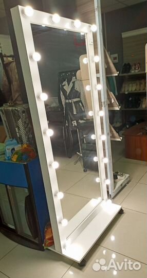 Гримерное зеркало с лампочками