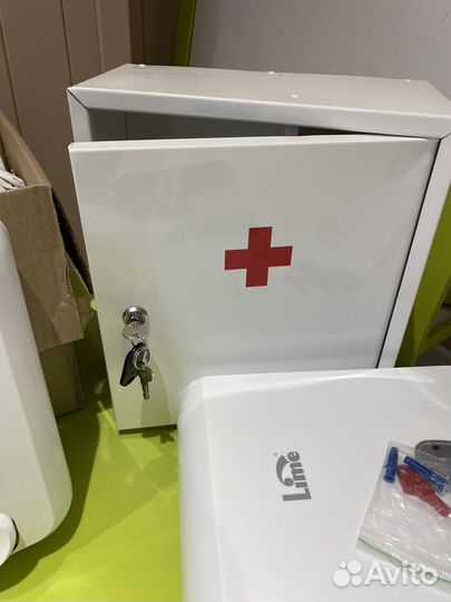 Аптечка настенная