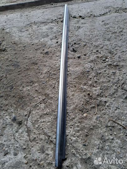 Молдинг стекла передний левый на Mercedes W140