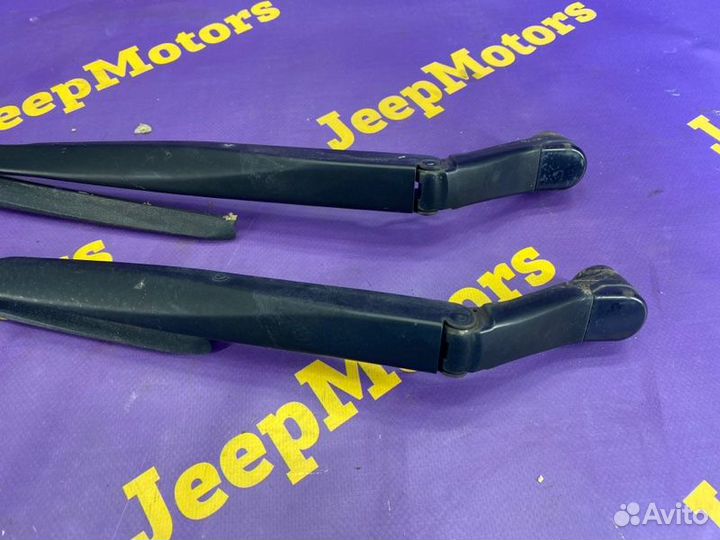 Дворник передний Toyota Land Cruiser UZJ200 2UZ