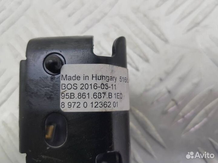 95B861687B Кронштейн Porsche Macan