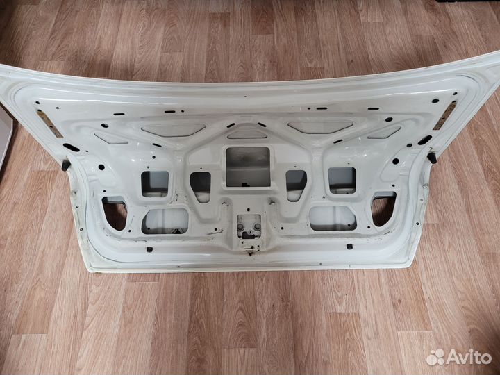 Крышка багажника Nissan Sunny FB 15 белый