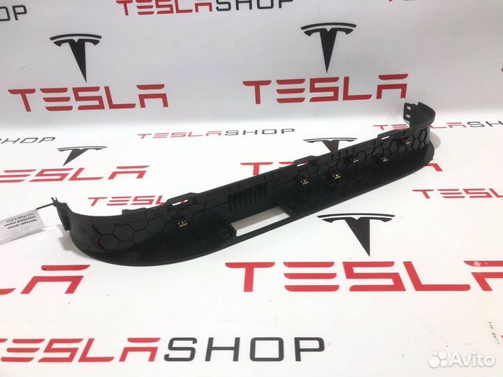 Накладка проема подъемной задней двери Tesla