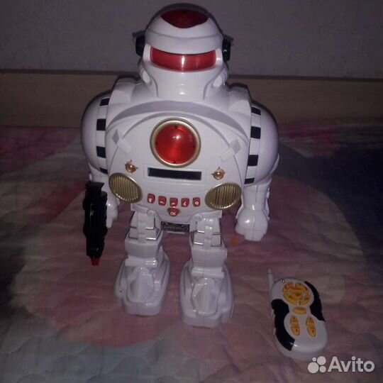 Игрушка робот с пультом