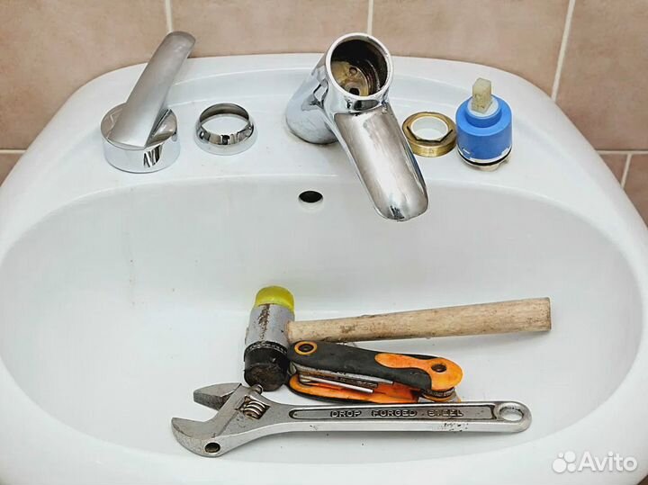 Сантехник. Услуги сантехника. Слесарь сантехник