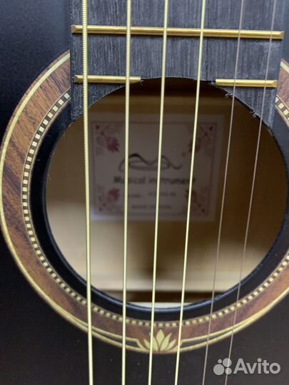 Электроакустическая гитара с широким грифом