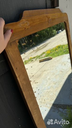 Зеркало в деревянной раме