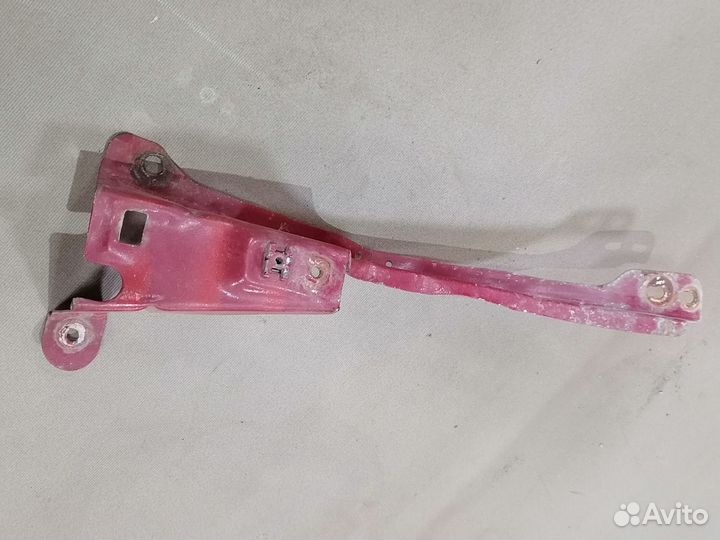 Кронштейн замка капота Mazda 323 5E 1.5 1980-1989