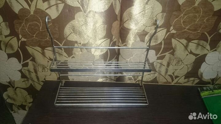 Металлические подвесные полочки