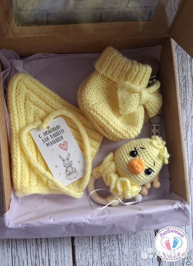 Беби - бокс: шапочка, пинетки, погремушка