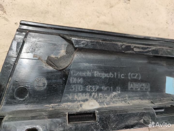 Накладка передней двери skoda superb II