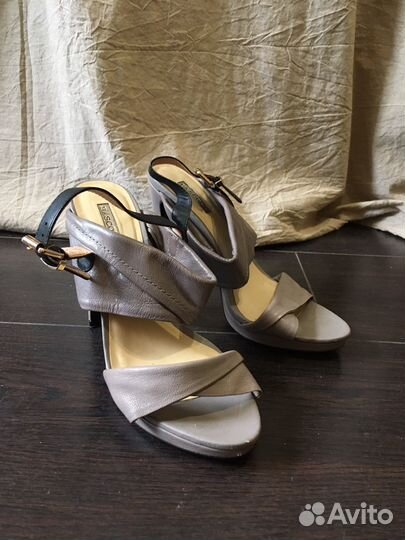 Босоножки кожаные Basconi