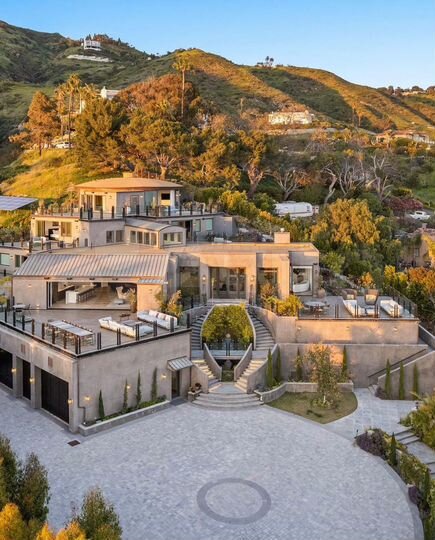 Коттедж 1800 м² на участке 15 сот.