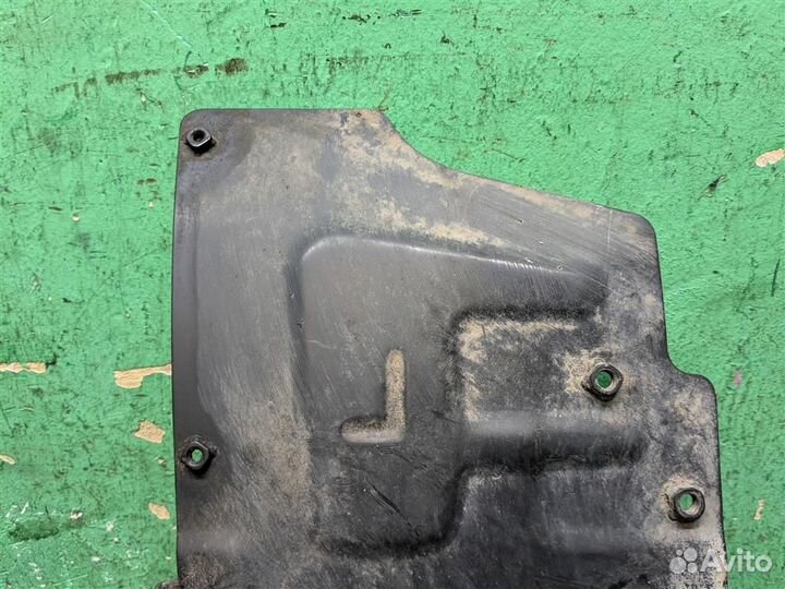 Брызговик задний левый Nissan Terrano 2 (R20) 2001