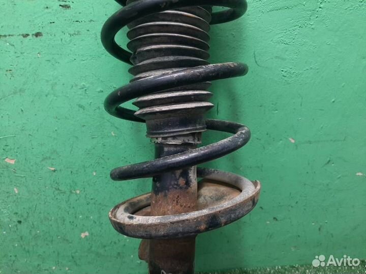 Стойка амортизатора передняя левая Suzuki Grand V