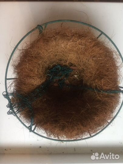 Подвесное кашпо с вкладышем из кокосового волокна