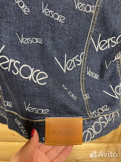 Джинсовая куртка и юбка Versace