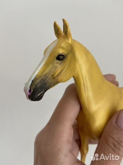 Фигурка лошади ахалтекинец