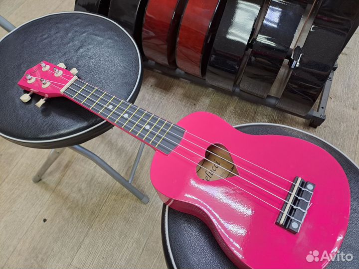 Укулеле розовая с сердечком