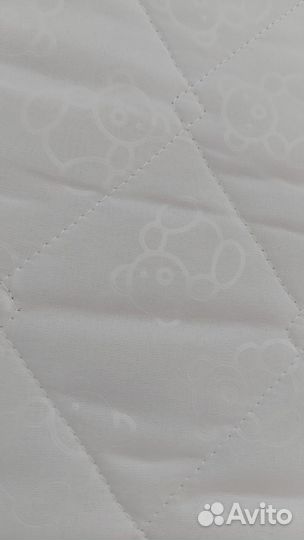 Новый матрас и наматрасник в круглую кроватку