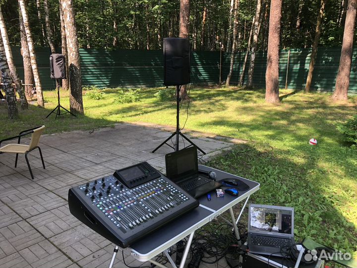 Диджей/звукорежиссёр с оборудованием