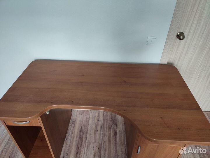 Компьютерный стол размером 80х140