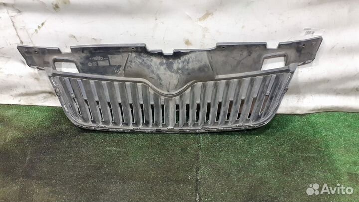 Решетка радиатора Skoda Fabia 2010 5J0853668C