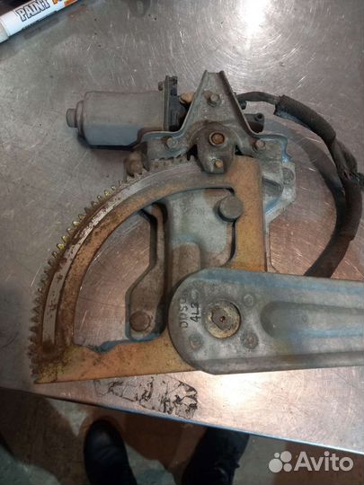 Задний стеклоподъемник Kia Rio1