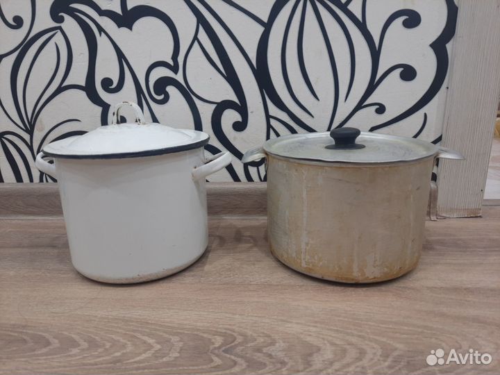 2 кастрюли 2,5 и 3л