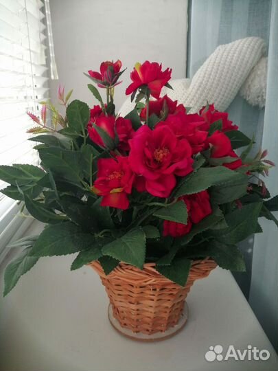 Композиция из искусственных цветов