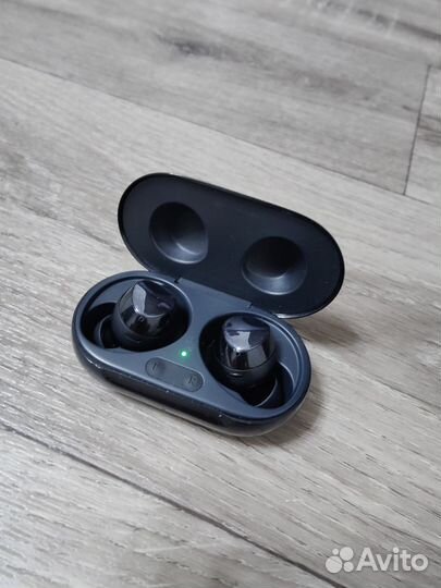 Беспроводные наушники Samsung Galaxy buds plus