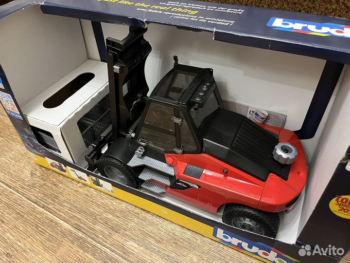 Погрузчик Bruder Linde HT160 с 3 паллетами