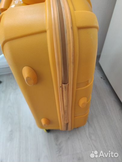 Пластиковый чемодан