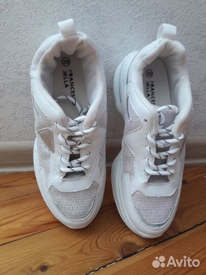 Кроссовки новые женские