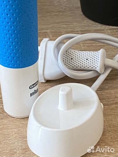 Электрическая зубная щетка oral b новая