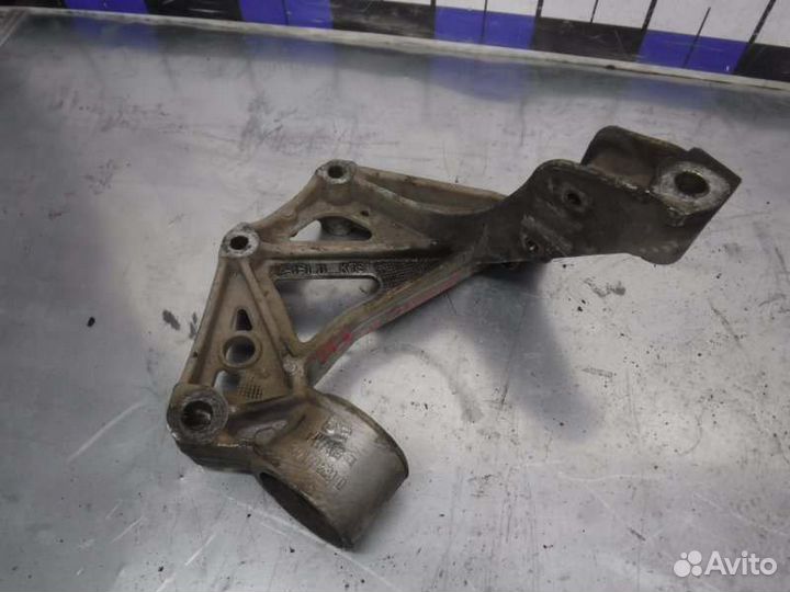 Кронштейн рычага передний правый Volkswagen Polo